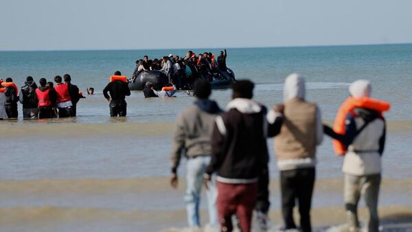 Inmigrantes abordan una pequeña embarcación para llegar a Gran Bretaña (imagen referencial) - Sputnik Mundo