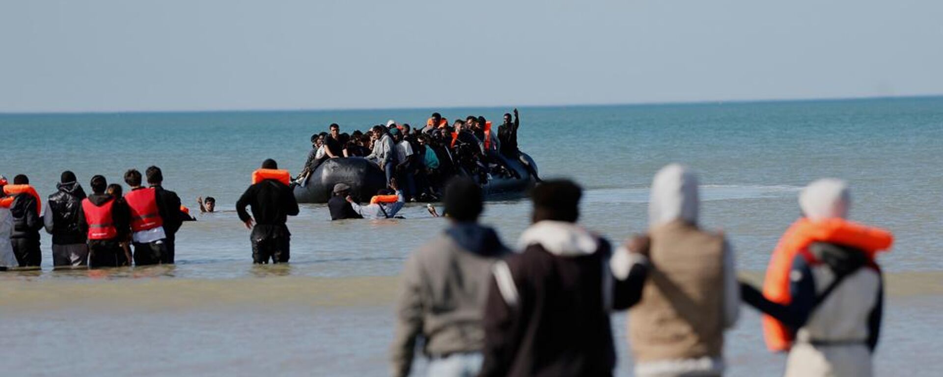 Inmigrantes abordan una pequeña embarcación para llegar a Gran Bretaña (imagen referencial) Inmigrantes abordan una pequeña embarcación para llegar a Gran Bretaña (imagen referencial) - Sputnik Mundo, 1920, 29.09.2025