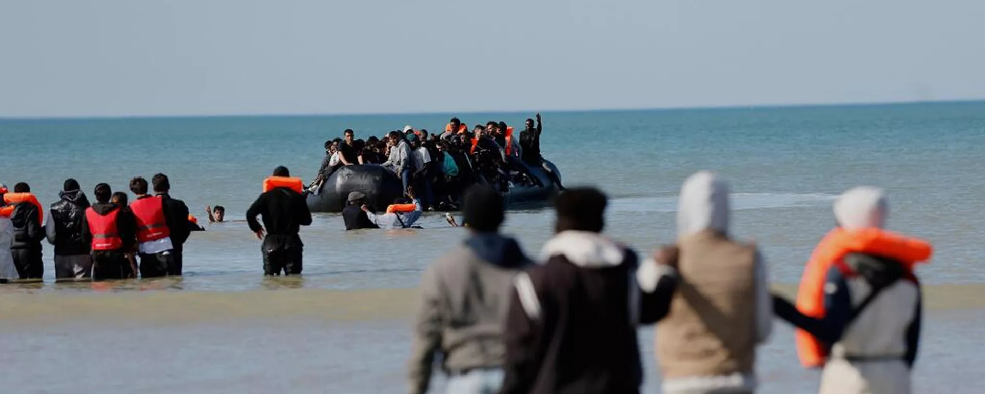 Inmigrantes abordan una pequeña embarcación para llegar a Gran Bretaña (imagen referencial) - Sputnik Mundo, 1920, 29.09.2025