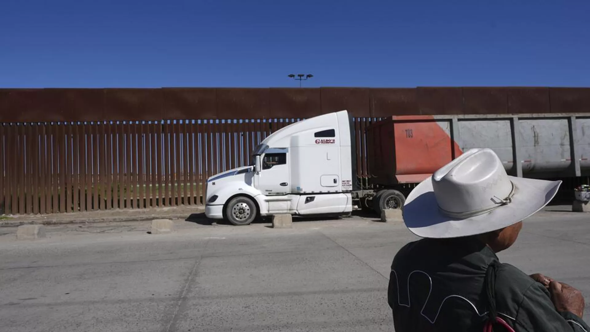 Tráileres hacen fila para cruzar la frontera hacia Estados Unidos - Sputnik Mundo, 1920, 29.09.2025