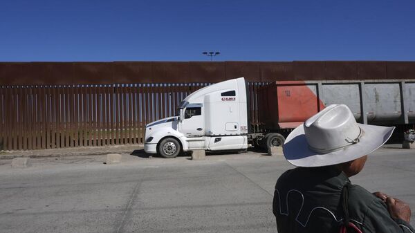 Tráileres hacen fila para cruzar la frontera hacia Estados Unidos - Sputnik Mundo