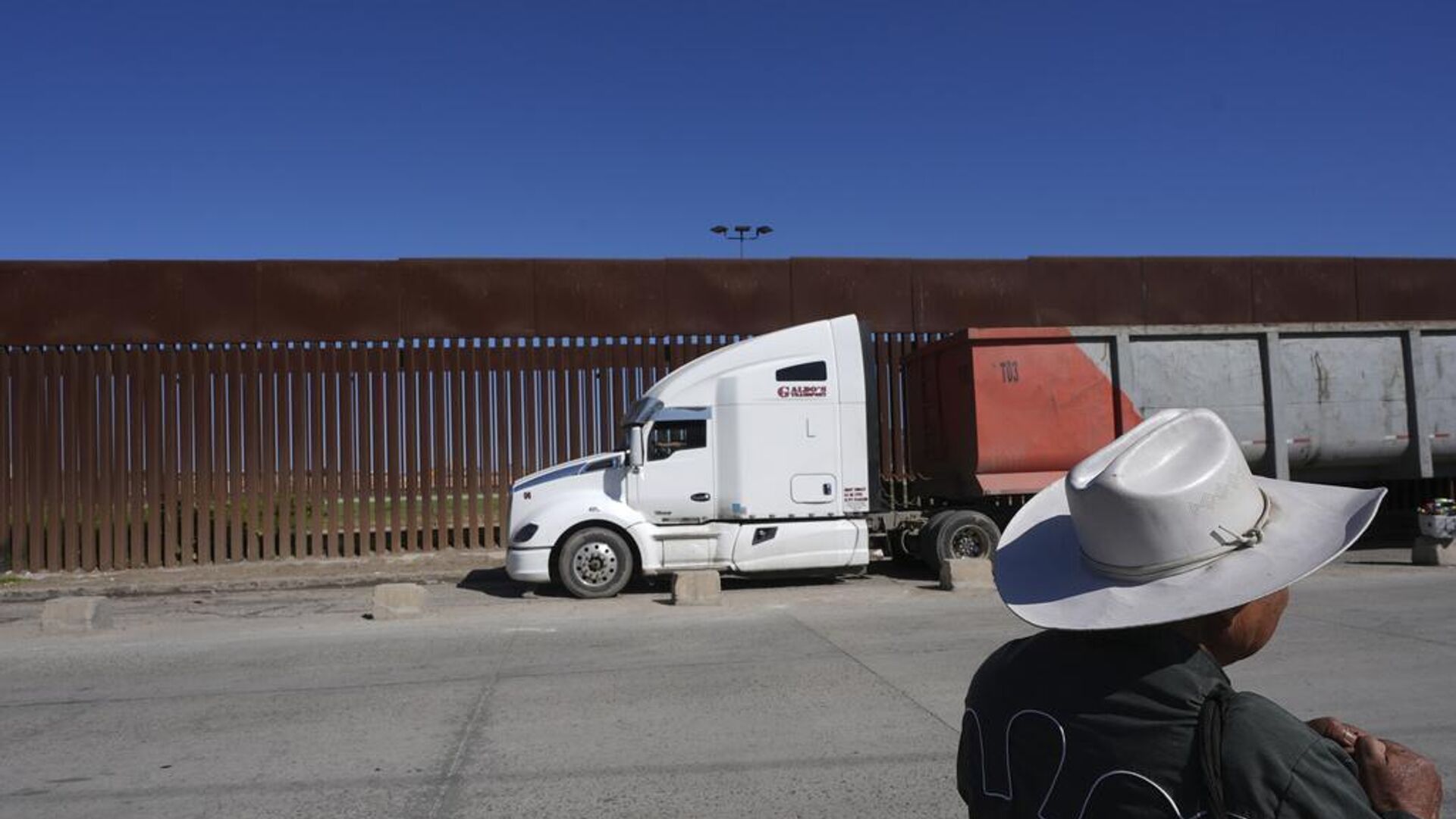 Transportistas mexicanos tomarán cursos de inglés para obtener la visa estadounidense Transportistas mexicanos tomarán cursos de inglés para obtener la visa estadounidense - Sputnik Mundo, 1920, 29.09.2025