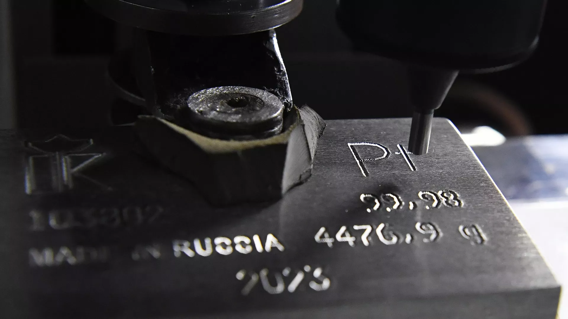 Marcado de un lingote de platino con una pureza del 99,99 %  - Sputnik Mundo, 1920, 29.09.2025