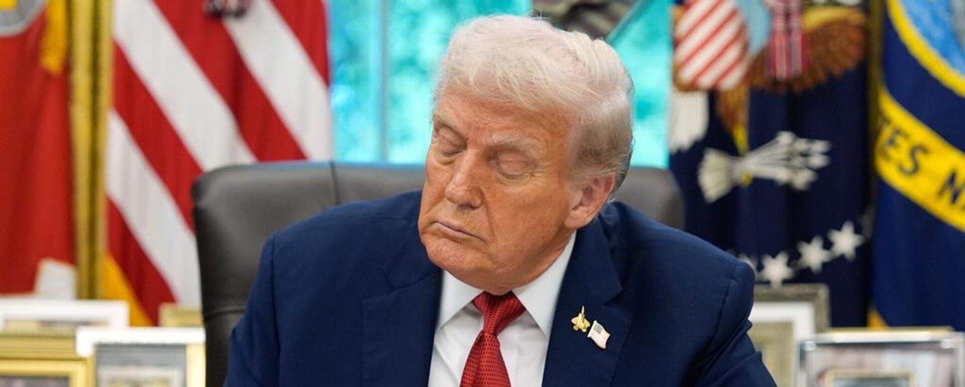 Donald Trump, presidente de EEUU, firma una orden ejecutiva sobre TikTok en la Oficina Oval de la Casa Blanca, el jueves 25 de septiembre de 2025, en Washington - Sputnik Mundo, 1920, 17.12.2025