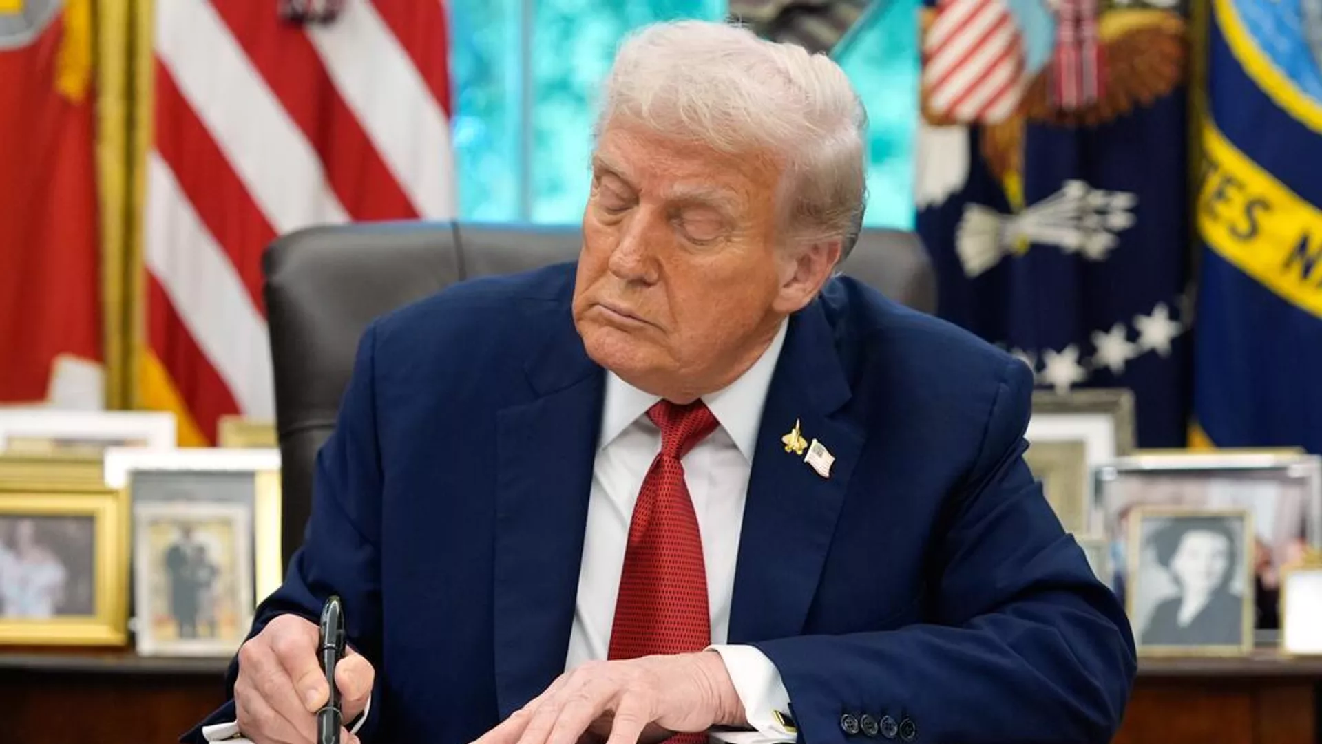 Donald Trump, presidente de EEUU, firma una orden ejecutiva sobre TikTok en la Oficina Oval de la Casa Blanca, el 25 de septiembre de 2025, en Washington Donald Trump, presidente de EEUU, firma una orden ejecutiva sobre TikTok en la Oficina Oval de la Casa Blanca, el 25 de septiembre de 2025, en Washington - Sputnik Mundo, 1920, 29.09.2025