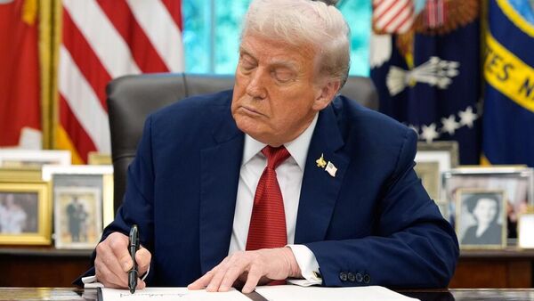 Donald Trump, presidente de EEUU, firma una orden ejecutiva sobre TikTok en la Oficina Oval de la Casa Blanca, el 25 de septiembre de 2025, en Washington  - Sputnik Mundo