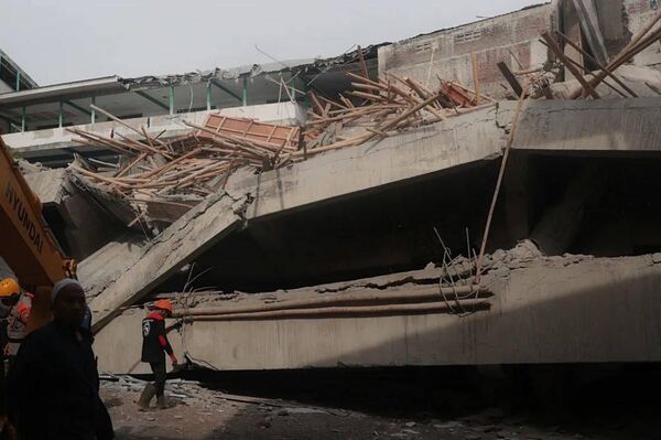 Varios muertos y heridos tras el derrumbe de una escuela en Indonesia Varios muertos y heridos tras el derrumbe de una escuela en Indonesia - Sputnik Mundo