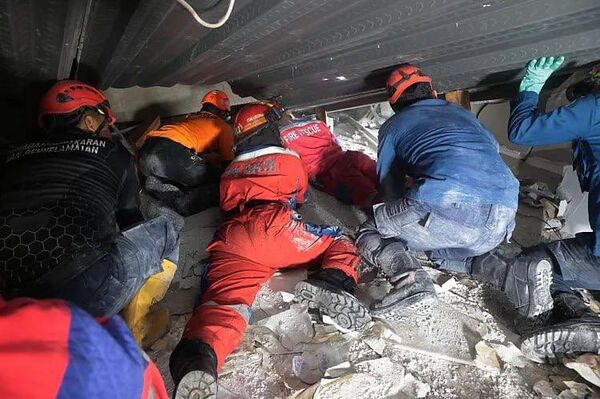 Varios muertos y heridos tras el derrumbe de una escuela en Indonesia Varios muertos y heridos tras el derrumbe de una escuela en Indonesia - Sputnik Mundo