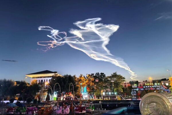 ¿Cohete o fenómeno natural? Una estela luminosa desconcierta a China ¿Cohete o fenómeno natural? Una estela luminosa desconcierta a China - Sputnik Mundo