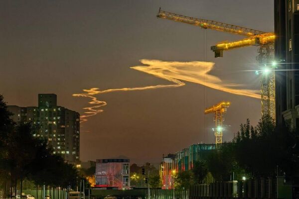 ¿Cohete o fenómeno natural? Una estela luminosa desconcierta a China ¿Cohete o fenómeno natural? Una estela luminosa desconcierta a China - Sputnik Mundo