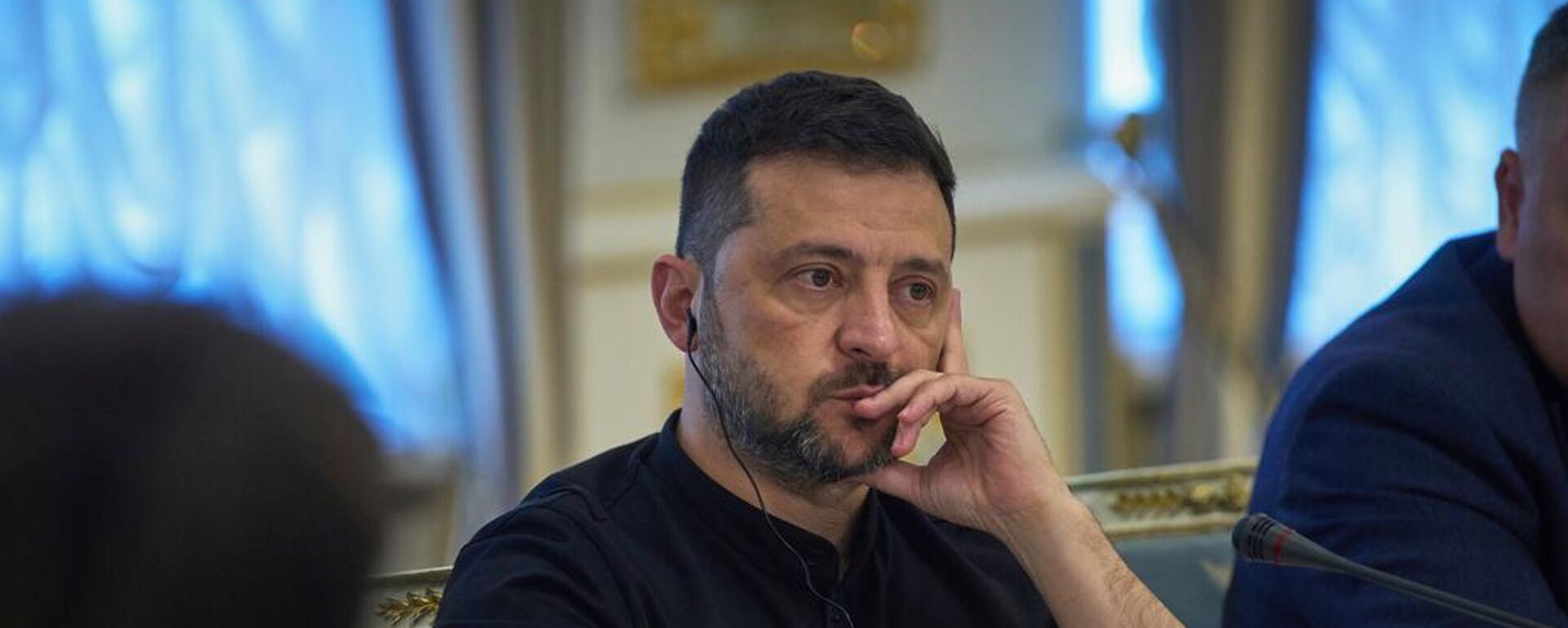 Volodímir Zelenski, escucha al vicecanciller y ministro de Finanzas alemán durante su reunión en Kiev, Ucrania, el 25 de agosto de 2025  - Sputnik Mundo, 1920, 01.11.2025