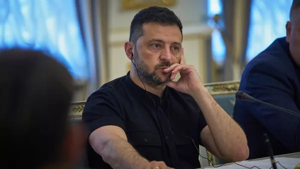 Volodímir Zelenski, escucha al vicecanciller y ministro de Finanzas alemán durante su reunión en Kiev, Ucrania, el 25 de agosto de 2025  - Sputnik Mundo