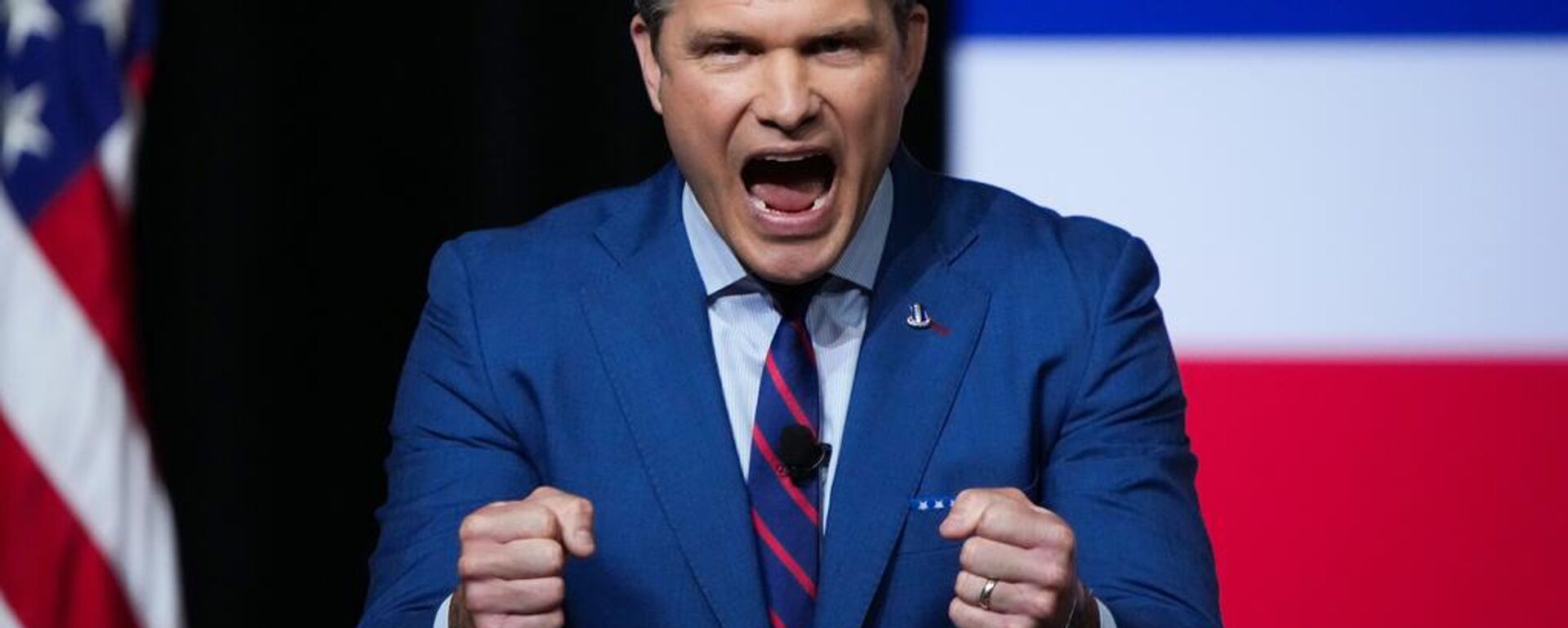 Pete Hegseth, secretario de Guerra, habla con altos líderes militares en la Base del Cuerpo de Marines de Quantico, el 30 de septiembre de 2025, en Virginia  - Sputnik Mundo, 1920, 30.09.2025