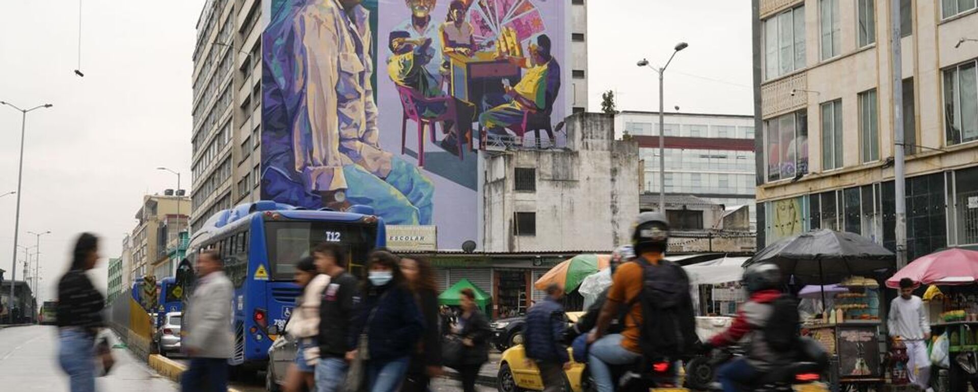 Un mural del fallecido novelista ganador del Premio Nobel Gabriel García Márquez se eleva sobre los peatones en Bogotá, Colombia, el 8 de noviembre de 2024 - Sputnik Mundo, 1920, 26.02.2026
