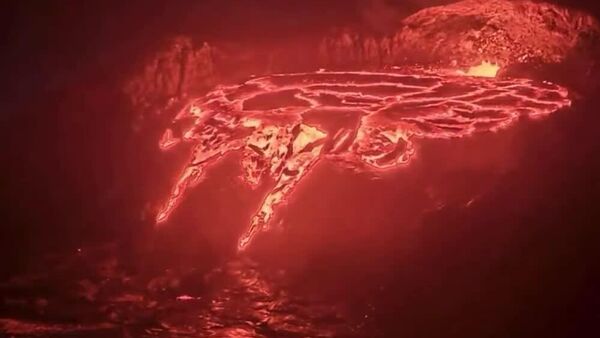 El volcán Kilauea vuelve a entrar en erupción y sorprende con su belleza incandescente - Sputnik Mundo