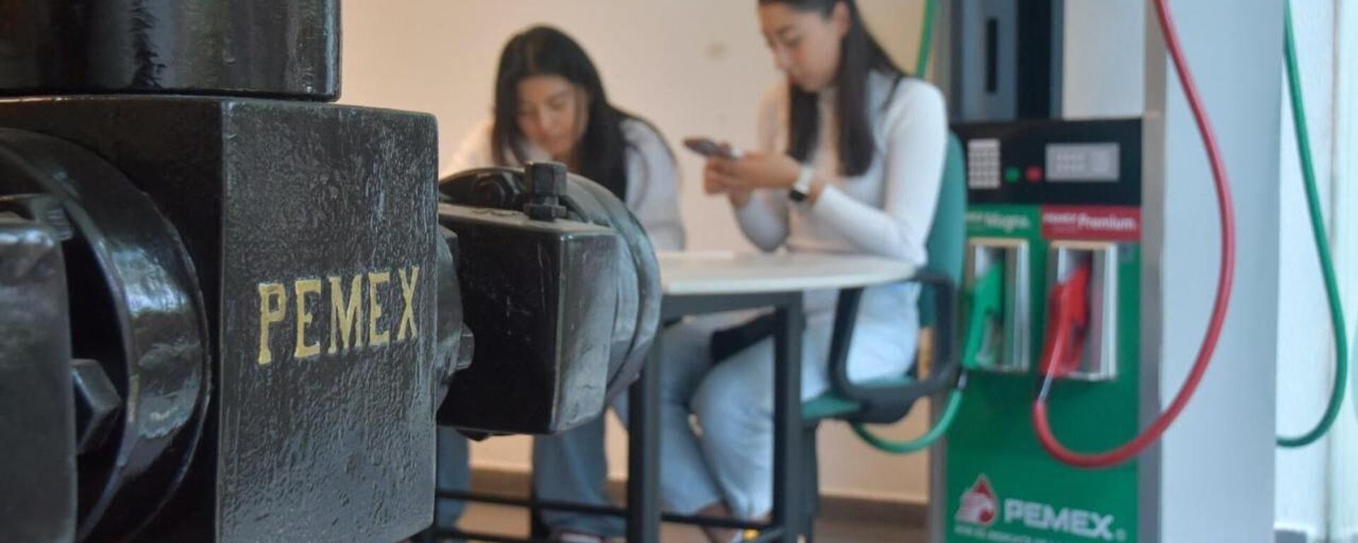 Carlos Slim firma millonario contrato con Pemex - Sputnik Mundo, 1920, 30.09.2025