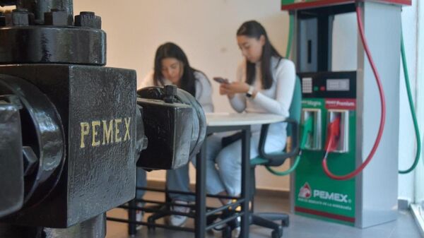 Carlos Slim firma millonario contrato con Pemex - Sputnik Mundo