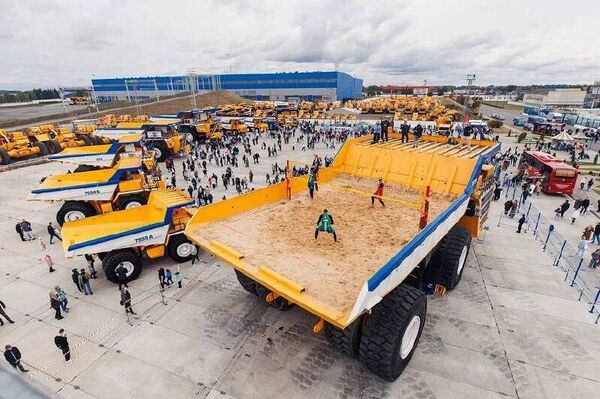 Bielorrusia celebra su Día del Maquinista con un histórico partido en un BelAZ Bielorrusia celebra su Día del Maquinista con un histórico partido en un BelAZ - Sputnik Mundo