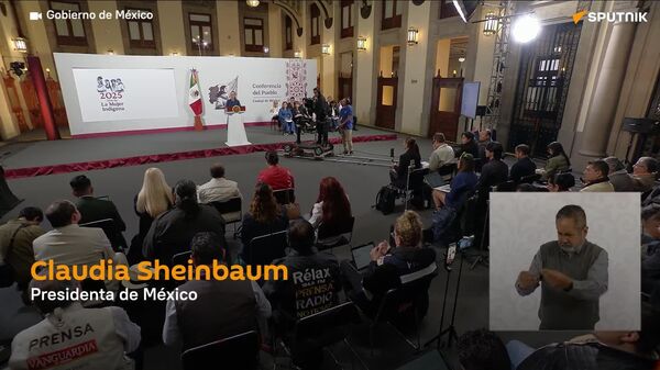 Sheinbaum supera a AMLO en aprobación a un año de su Gobierno, según encuesta - Sputnik Mundo