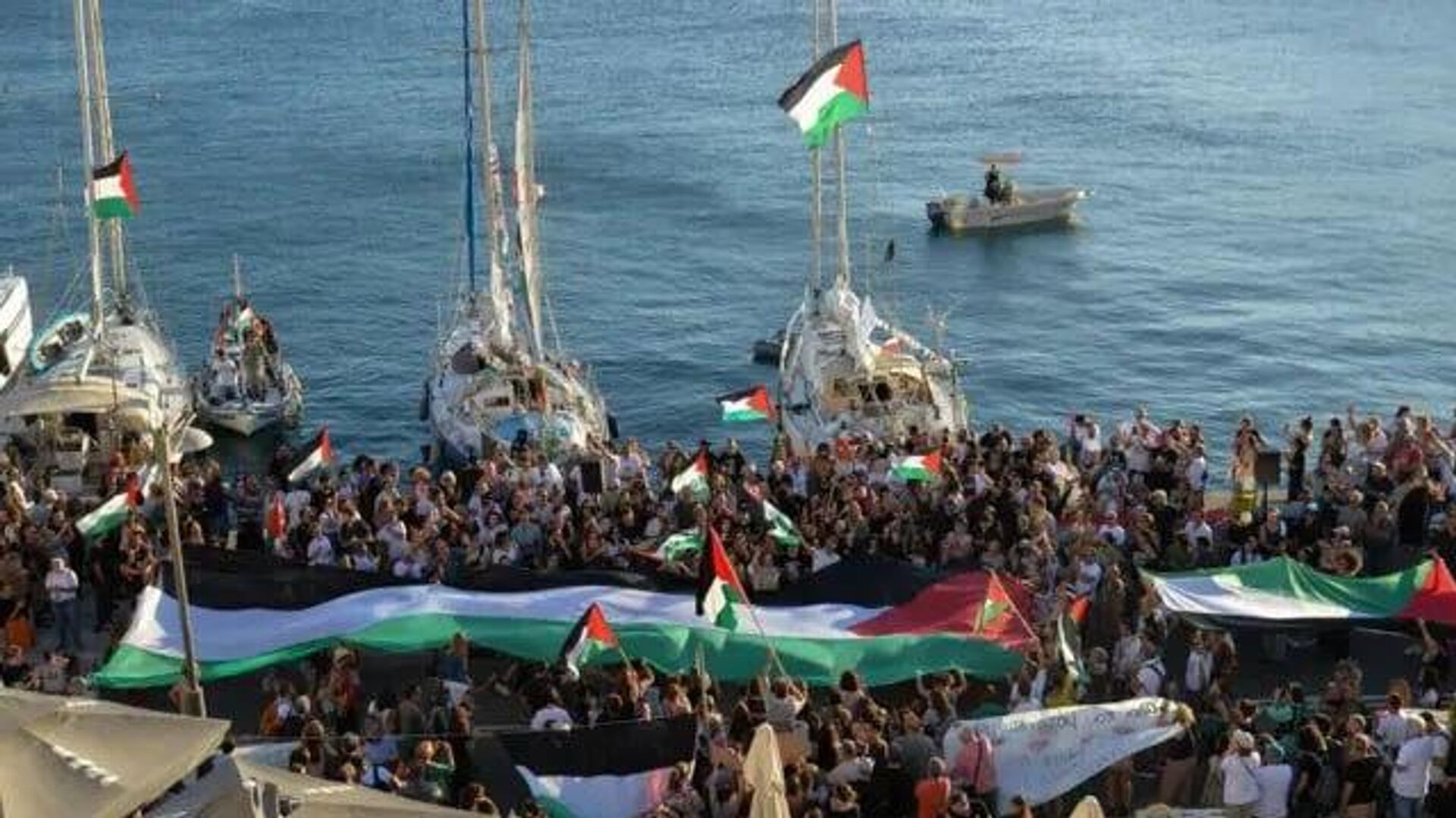 La Flotilla de la Libertad denuncia el secuestro de cientos de voluntarios tras la interceptación de sus barcos por parte de Israel La Flotilla de la Libertad denuncia el secuestro de cientos de voluntarios tras la interceptación de sus barcos por parte de Israel - Sputnik Mundo, 1920, 02.10.2025