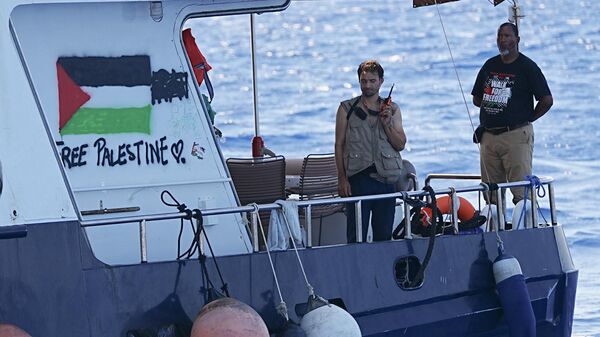 Vista de la Media Luna Roja Turca proporcionando alimentos y asistencia médica a la Flotilla Global Sumud, que zarpa para entregar asistencia humanitaria a Gaza, el 29 de septiembre de 2025  - Sputnik Mundo