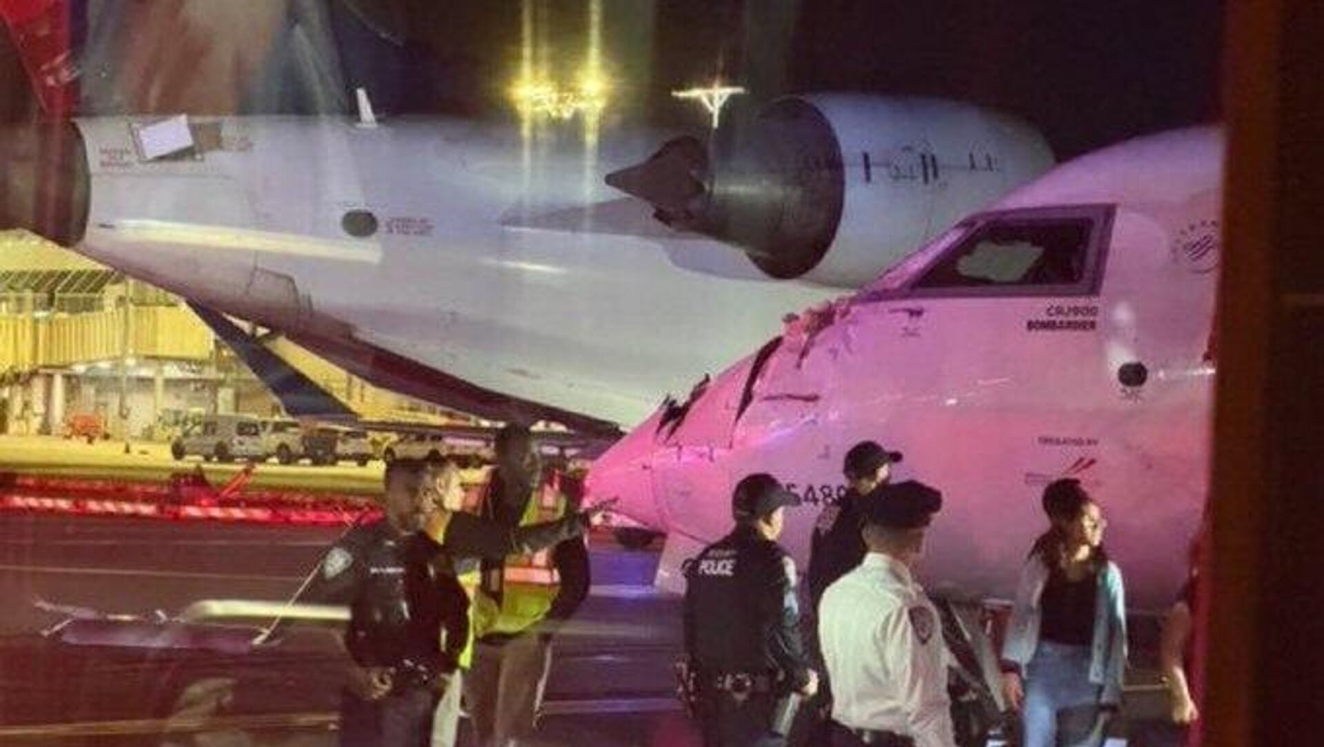 Dos aviones chocan en Nueva York, arrancándose un ala Dos aviones chocan en Nueva York, arrancándose un ala - Sputnik Mundo, 1920, 02.10.2025