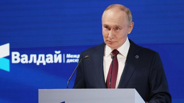 El presidente Vladímir Putin habla en el marco del Club de Debates Valdáien en Sochi, Rusia, el 2 de octubre de 2025 - Sputnik Mundo