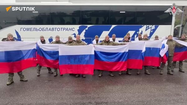 🪖 Camino a casa: la Defensa rusa comparte un video del canje de prisioneros - Sputnik Mundo