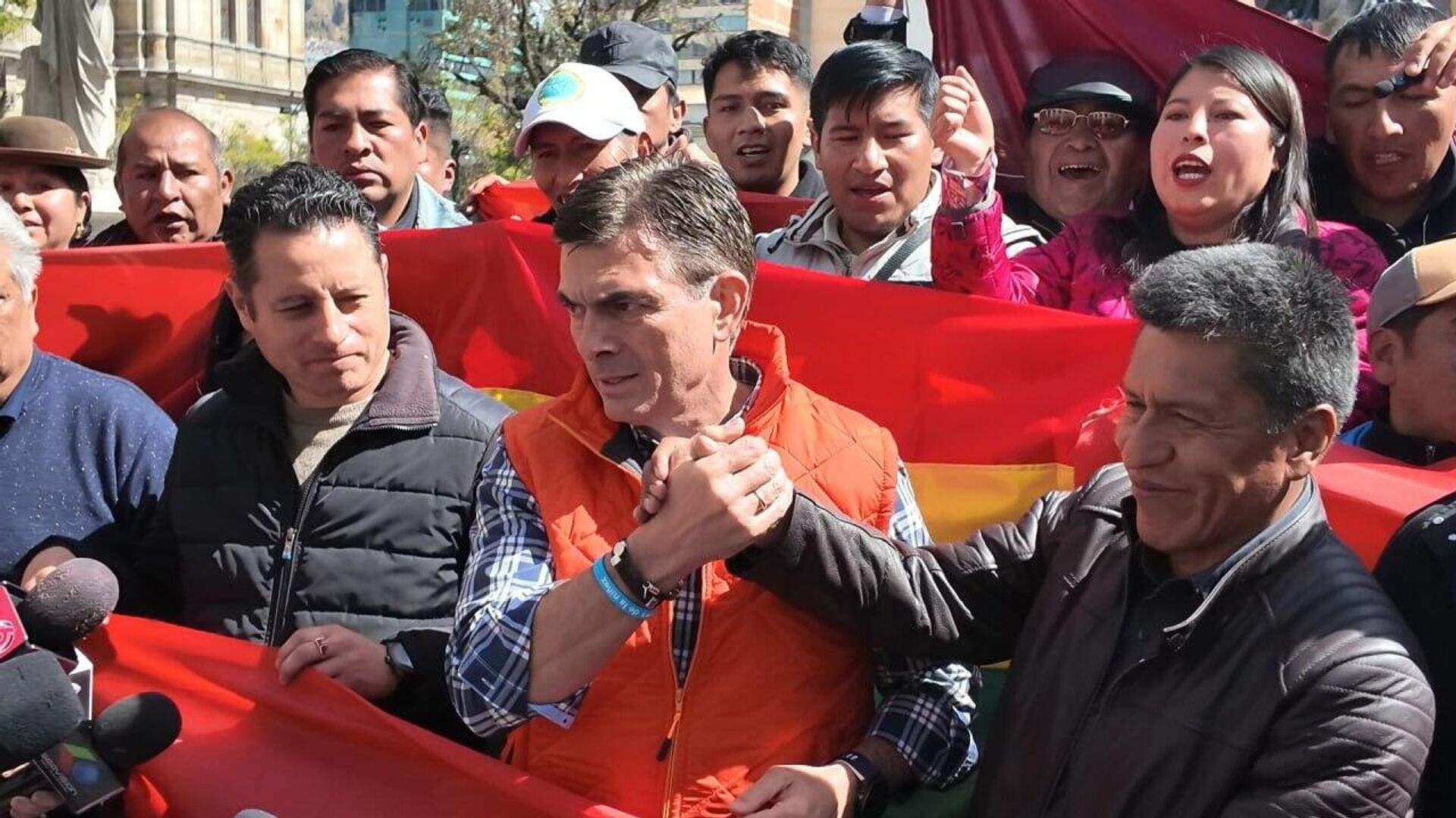 Entre peleas y viajes a EEUU por parte de los candidatos, el balotaje se acerca en Bolivia Entre peleas y viajes a EEUU por parte de los candidatos, el balotaje se acerca en Bolivia - Sputnik Mundo, 1920, 03.10.2025