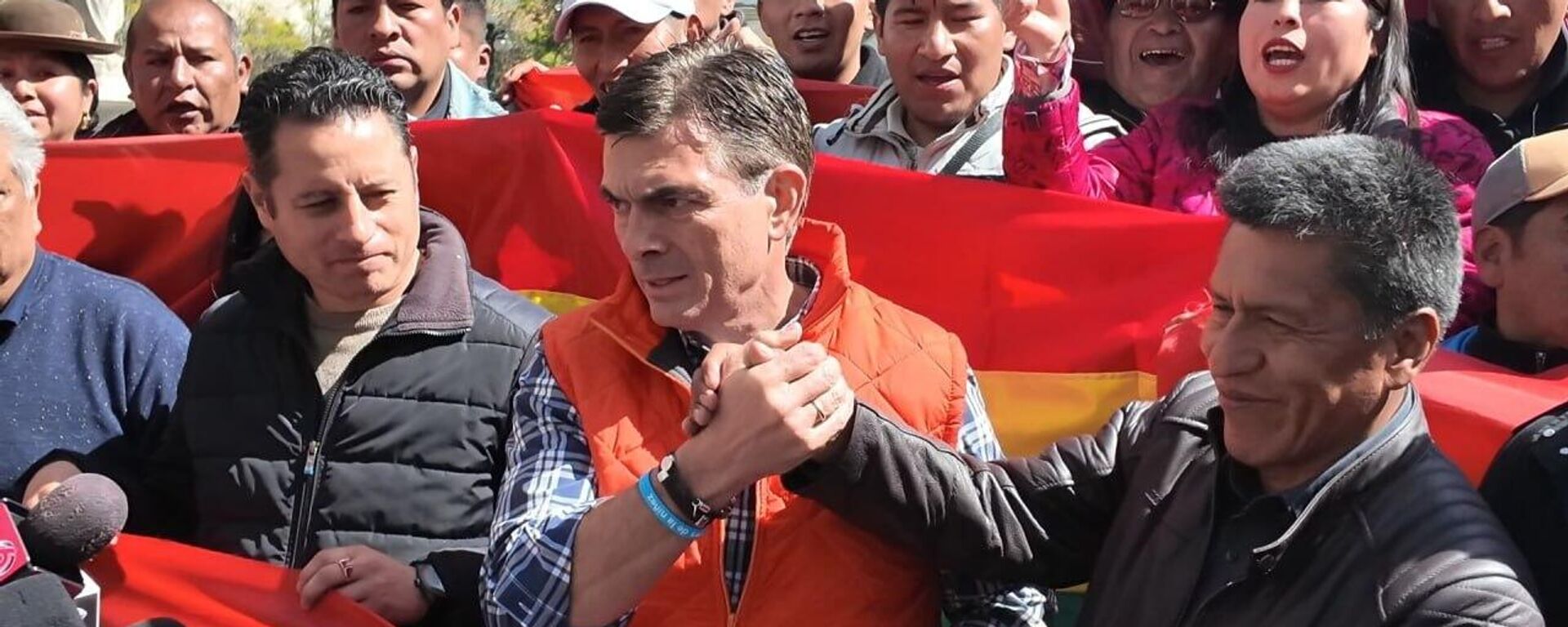 Entre peleas y viajes a EEUU por parte de los candidatos, el balotaje se acerca en Bolivia - Sputnik Mundo, 1920, 03.10.2025