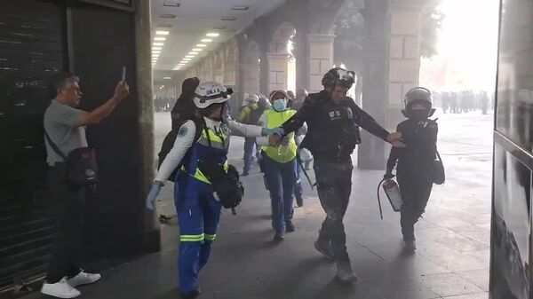 Hay 16 policías de la CDMX hospitalizados tras la marcha por la matanza de Tlatelolco en 1968 - Sputnik Mundo