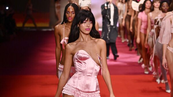 Показ модной коллекции Etam Ready to Wear Весна/лето 2026 в рамках Парижской недели моды Показ модной коллекции Etam Ready to Wear Весна/лето 2026 в рамках Парижской недели моды - Sputnik Mundo