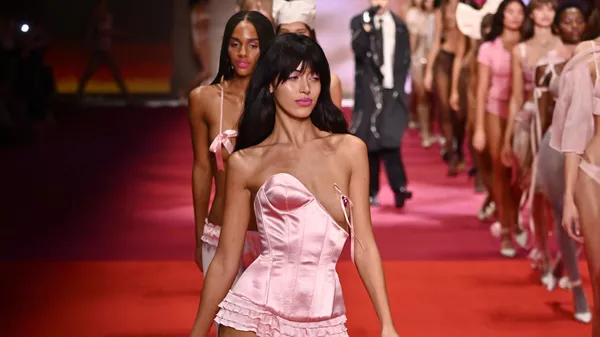 Показ модной коллекции Etam Ready to Wear Весна/лето 2026 в рамках Парижской недели моды - Sputnik Mundo