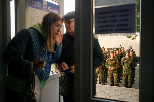 Soldados esperan fuera de un colegio electoral para votar durante las elecciones parlamentarias en Chisináu, Moldavia. - Sputnik Mundo