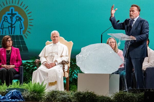 El papa León XIV y el actor y político Arnold Schwarzenegger asisten a la Conferencia Internacional Generando esperanza para la justicia climática en el municipio italiano de Albano Laziale. - Sputnik Mundo