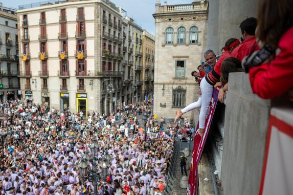 El alcalde de Barcelona, Jaume Collboni, durante el día de los Castellers de las Fiestas de La Merce, en la plaza de Sant Jaume. El día de los Castellers es uno de los actos más emblemáticos, en el se levantan espectaculares torres humanas en la plaza de Sant Jaume. - Sputnik Mundo