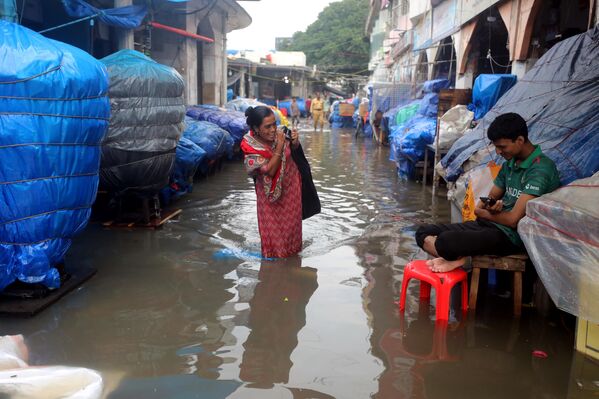 Las incesantes lluvias inundan las calles de Daca, Bangladés. - Sputnik Mundo
