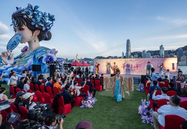 La linterna de Zigong se exhibe en el parque del Distrito Cultural de West Kowloon para celebrar el Día Nacional de China. - Sputnik Mundo