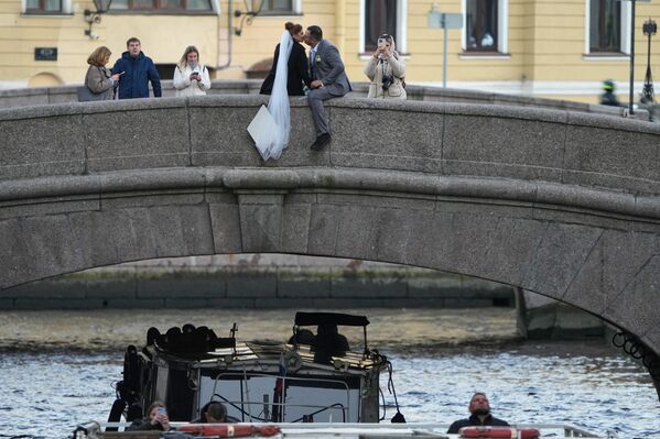 Una pareja de recién casados posa en un puente de San Petersburgo, Rusia. - Sputnik Mundo