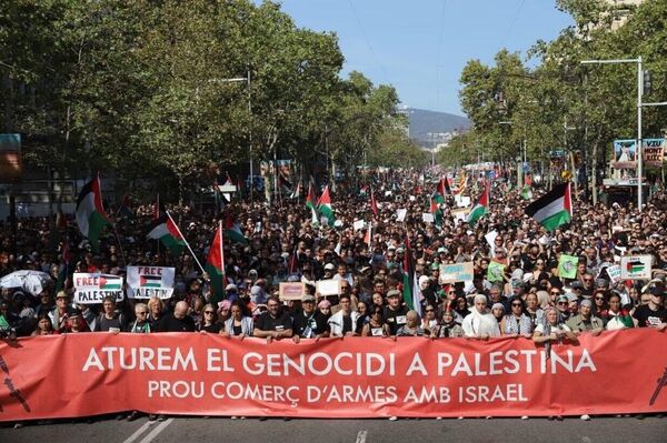 Barceloneses exigen el fin del genocidio en Gaza en una gran manifestación - Sputnik Mundo