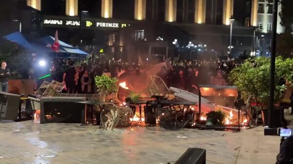 🪧 Varios agentes de las fuerzas del orden resultan lesionados en las protestas de Tiflis, reportan medios de comunicación georgianos - Sputnik Mundo