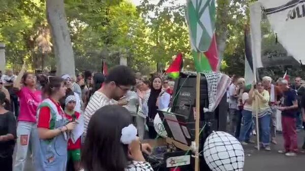 🪧 Los manifestantes en Madrid exigen al Gobierno que rompa todas las relaciones bilaterales con Israel - Sputnik Mundo