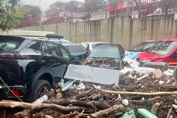 Van cuatro fallecidos por una inundación en el este de Bulgaria - Sputnik Mundo