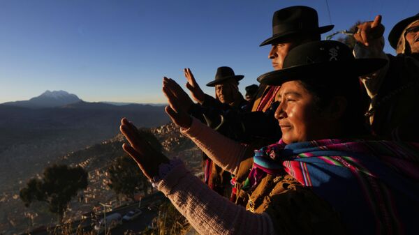Los indígenas aymaras levantan sus manos para recibir los primeros rayos del sol en celebración del Año Nuevo Andino - Sputnik Mundo