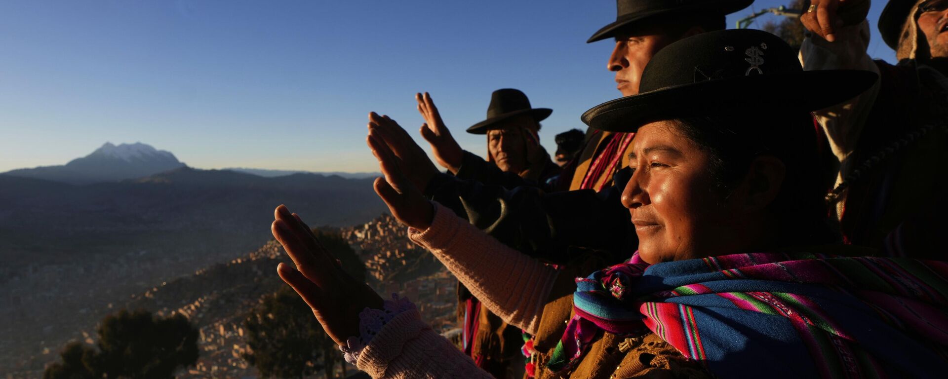 Los indígenas aymaras levantan sus manos para recibir los primeros rayos del sol en celebración del Año Nuevo Andino - Sputnik Mundo, 1920, 05.10.2025