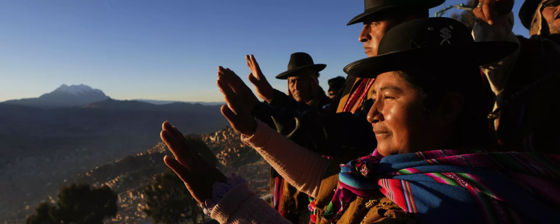 Los indígenas aymaras levantan sus manos para recibir los primeros rayos del sol en celebración del Año Nuevo Andino - Sputnik Mundo, 1920, 05.10.2025