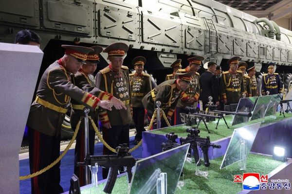 Pionyang exhibe moderno arsenal y advierte de medidas contra una amenaza real por parte de EEUU Pionyang exhibe moderno arsenal y advierte de medidas contra una amenaza real por parte de EEUU - Sputnik Mundo