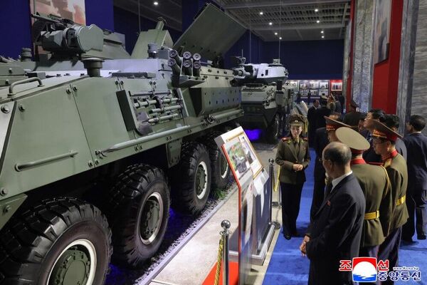 Pionyang exhibe moderno arsenal y advierte de medidas contra una amenaza real por parte de EEUU Pionyang exhibe moderno arsenal y advierte de medidas contra una amenaza real por parte de EEUU - Sputnik Mundo