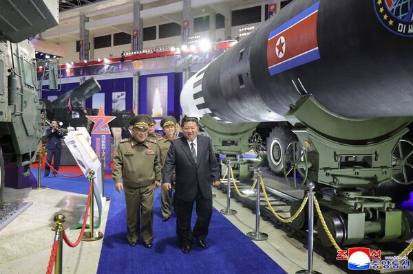 Pionyang exhibe moderno arsenal y advierte de medidas contra una amenaza real por parte de EEUU Pionyang exhibe moderno arsenal y advierte de medidas contra una amenaza real por parte de EEUU - Sputnik Mundo