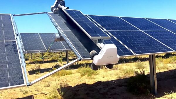 Observa como un robot autónomo revoluciona la limpieza de paneles solares - Sputnik Mundo